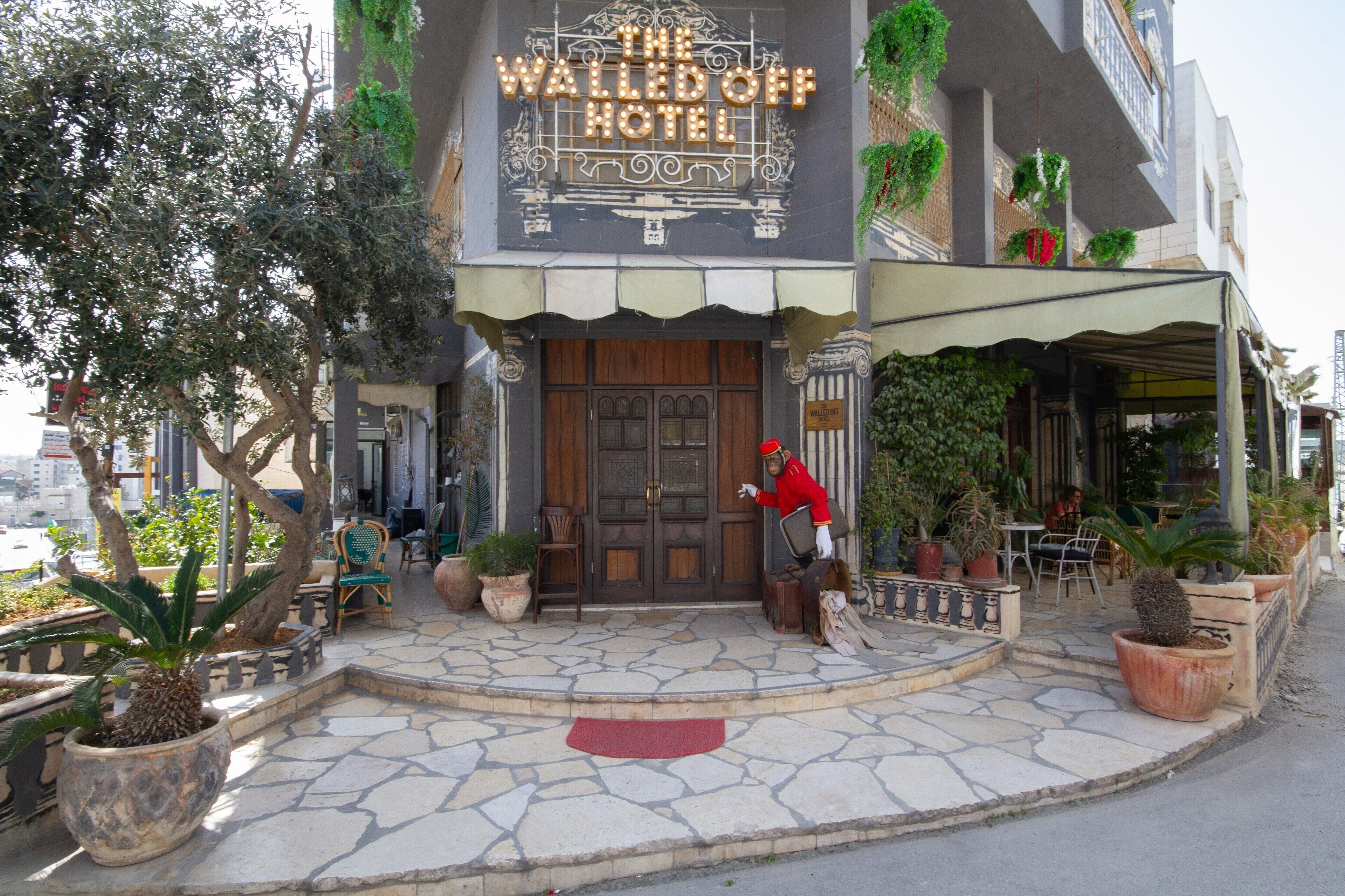 と*き様 バンクシー THE WALLED OFF HOTEL WallSouv Banksy opens art