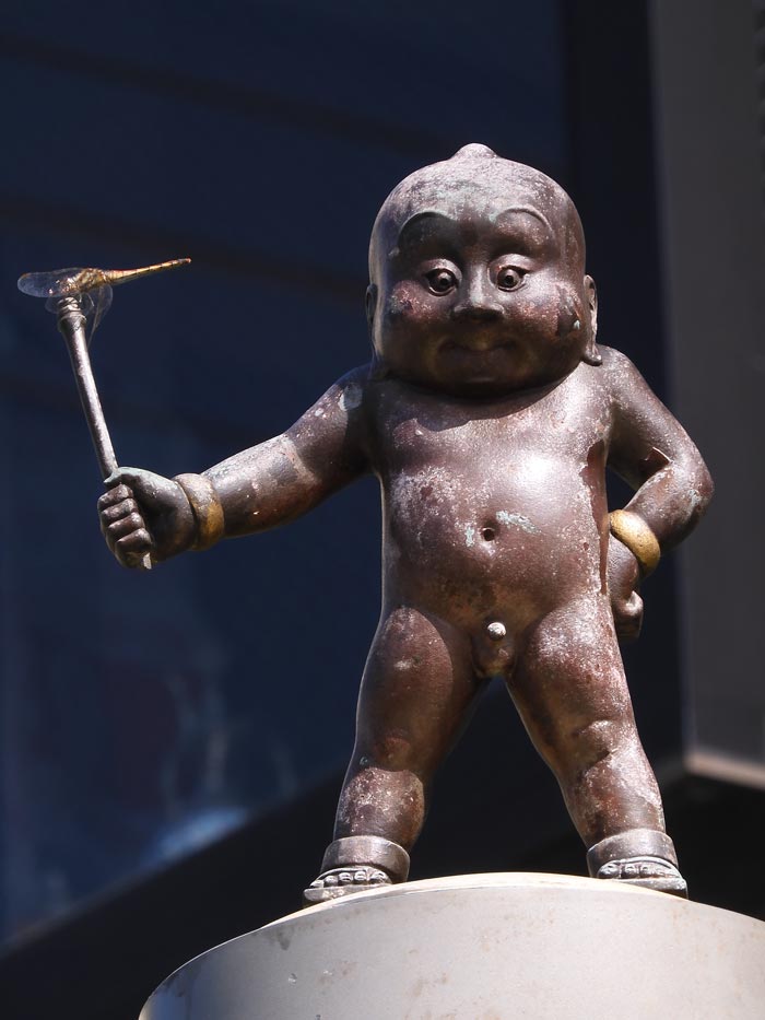 謎の童子たちが面白い！籔内佐斗司の野外彫刻『童々広場』〈府中市の