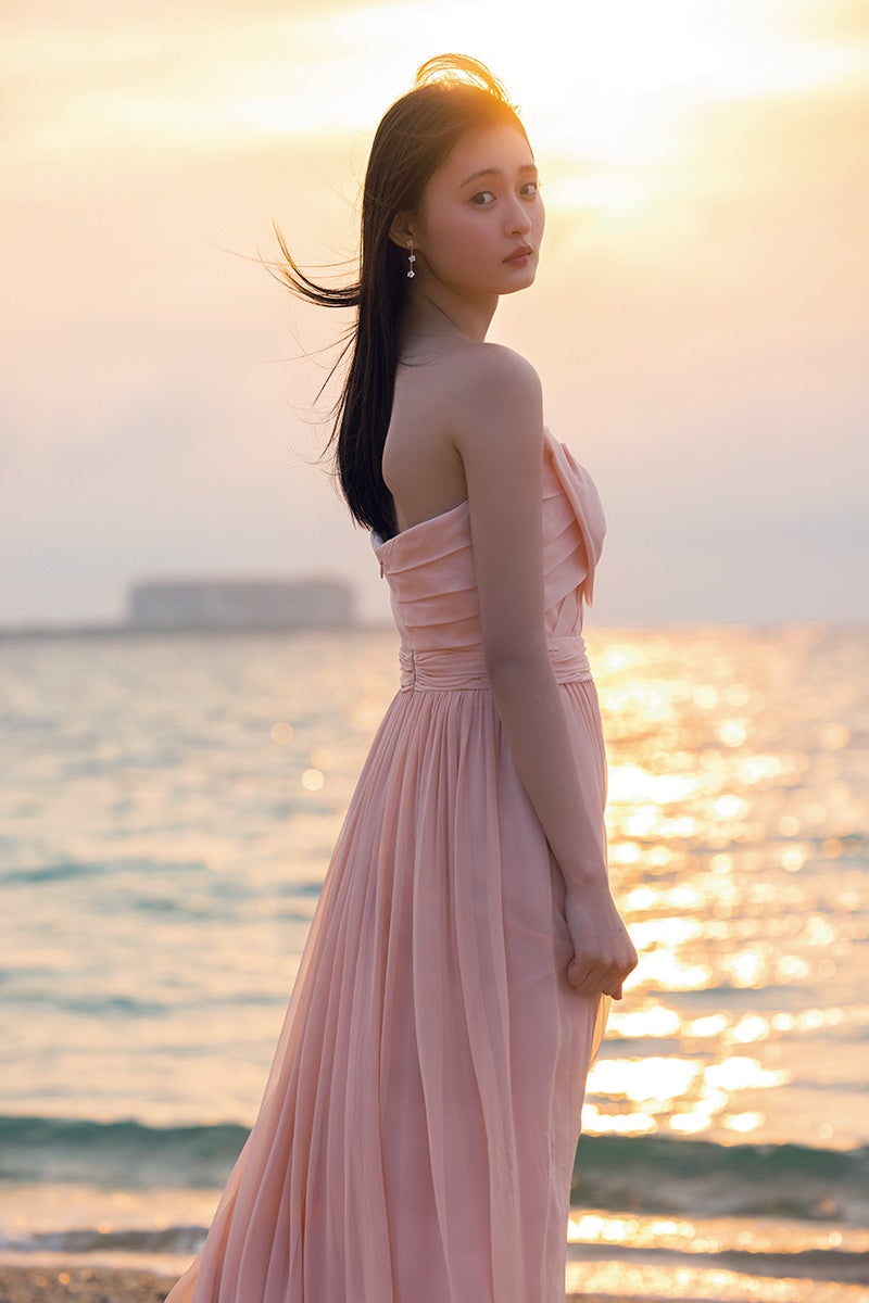 乃木坂46遠藤さくら、ランジェリー姿で美脚披露 封入ポストカード第3弾