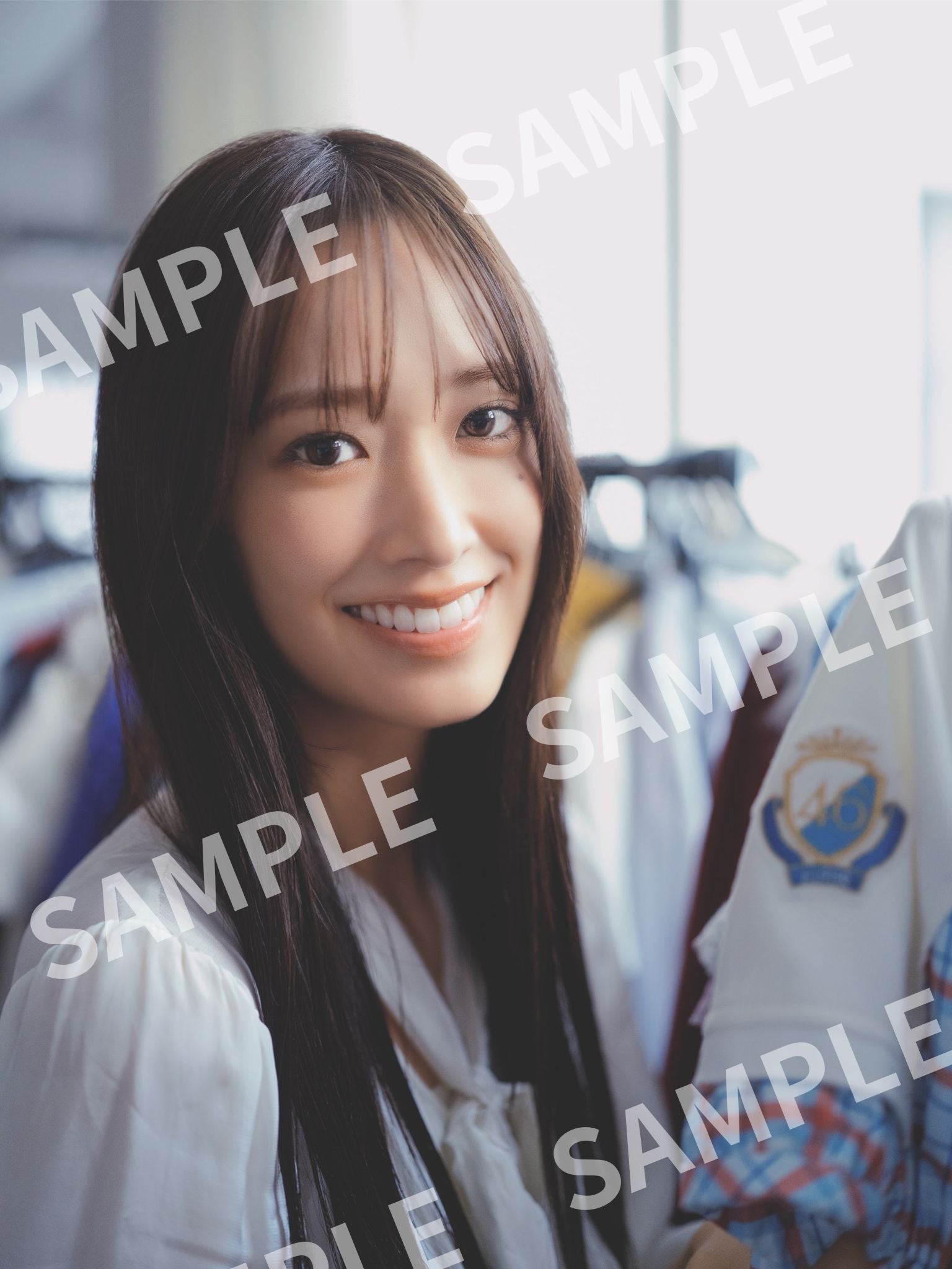 日向坂46佐々木久美、歴代衣装に囲まれ笑顔 1st写真集ライブ会場購入