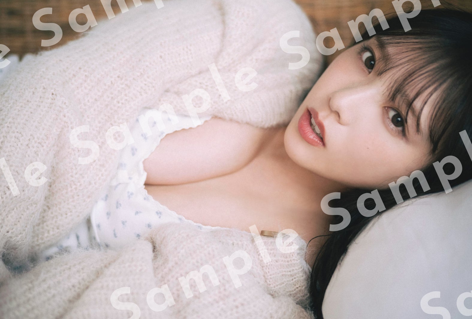 乃木坂46与田祐希、“理想の女の子の部屋着”姿でリラックス 3rd写真集