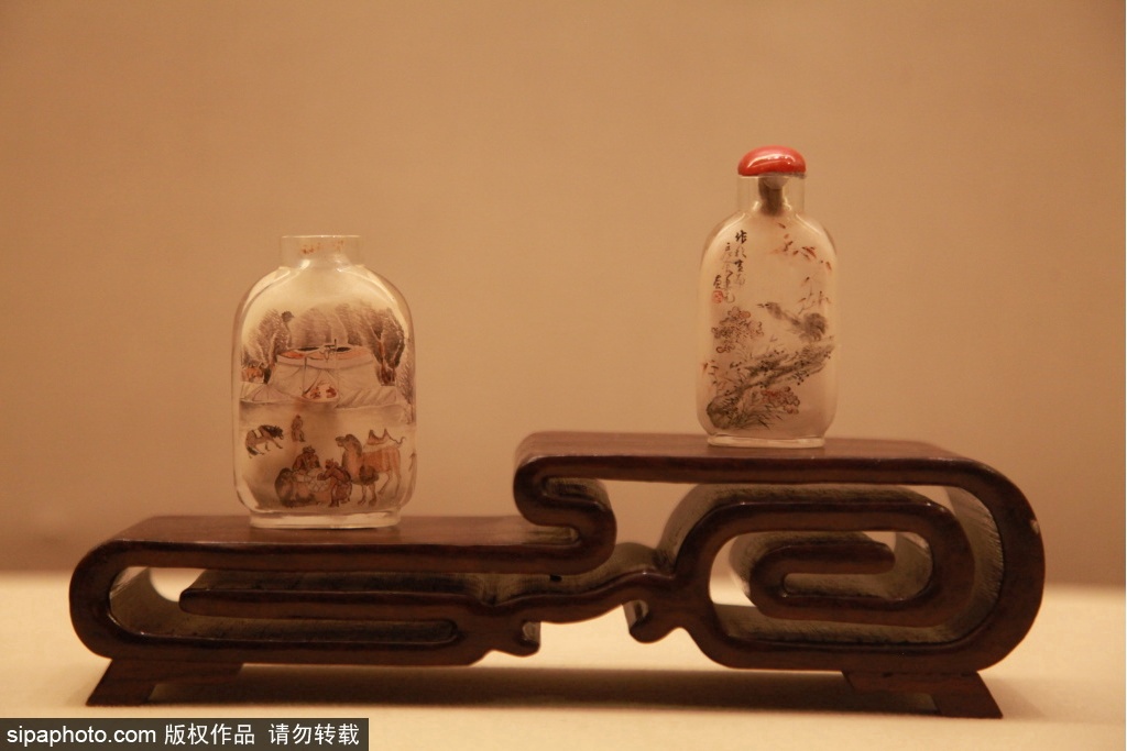 お土産用としてもつくられている内絵鼻煙壺