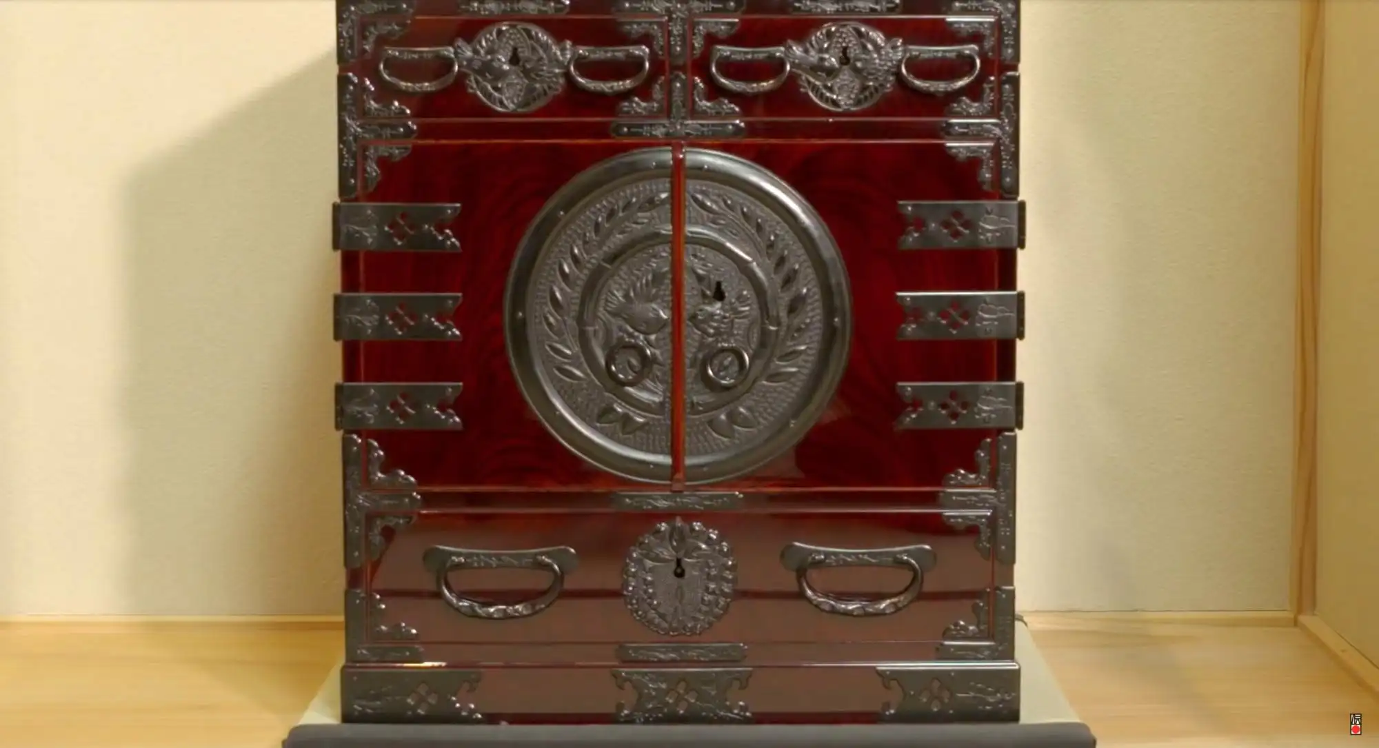 宮城県仙台市の伝統工芸品「仙台箪笥」の美しいインテリアで部屋を