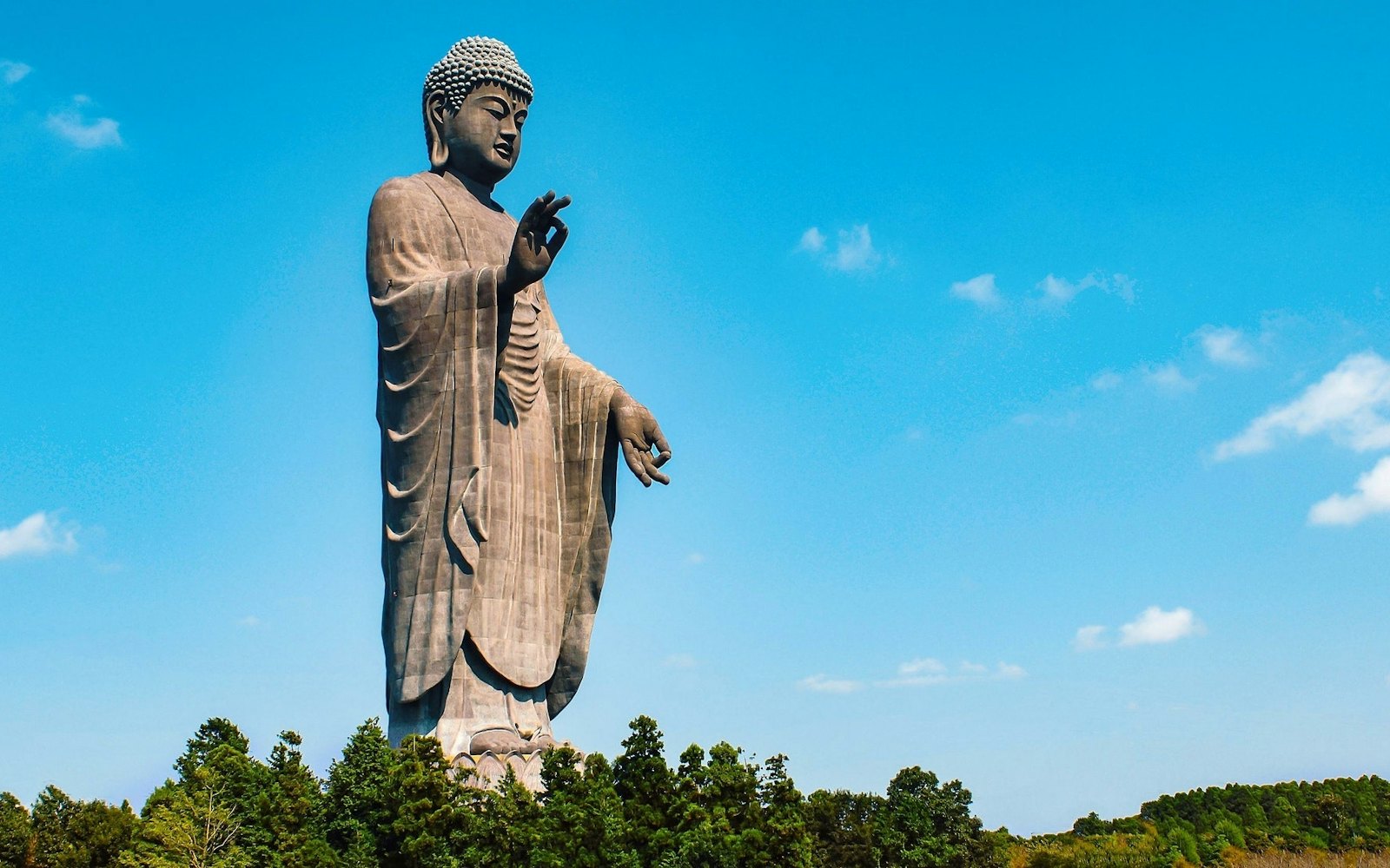 茨城県牛久市にある全高120mの牛久大仏はギネスにも認定された日本一の