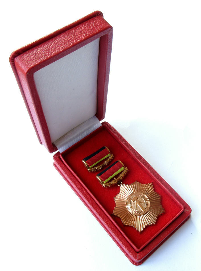 100%新品，人気 東ドイツ 勲章 祖国功労勲章 銅 旧型 東ドイツ 勲章