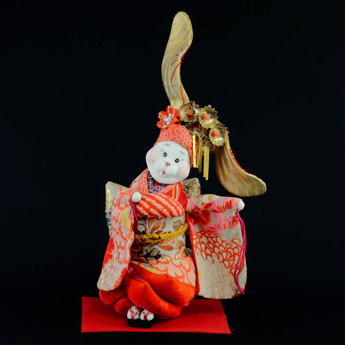 ハンドメイド創作人形ブスッ子縮緬うさぎちやん。黒の飾り台付き