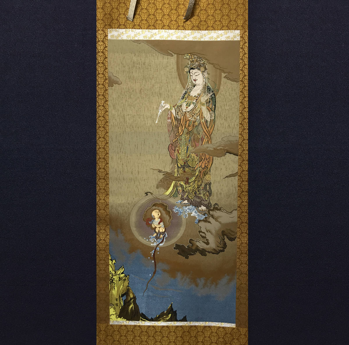 昭和レトロ 慈母観音図 着色絹本 仏画 仏教美術 悲母観音 刺繍画 刺繍