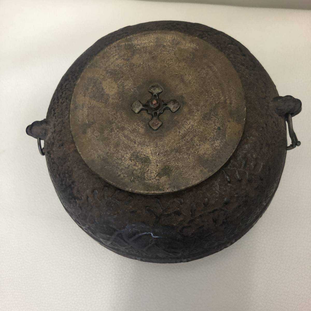 鉄製 茶釜 彫刻模様 鉄製 茶釜 丸型 浮彫りデザイン