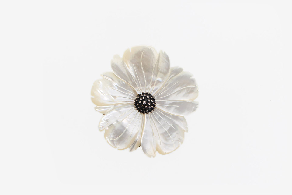 スティーブンデュエック お花 大きめブローチ 白蝶貝 シルバー