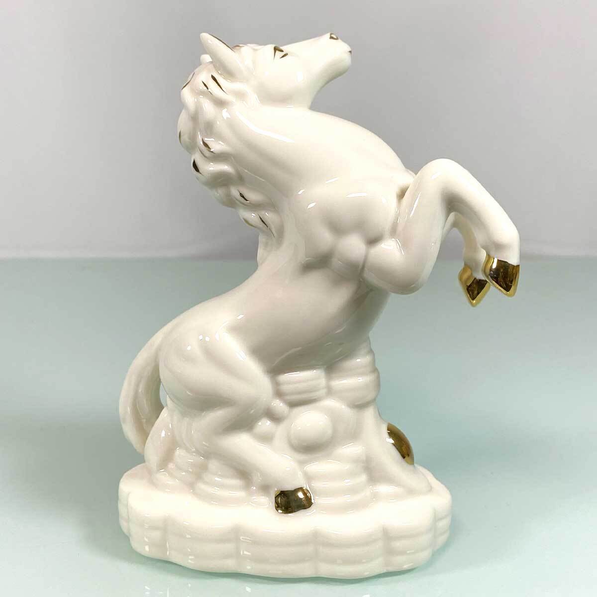 開運 風水 白馬 置物 陶器製 前足を上げた馬の縁起物 金運 仕事運 出世