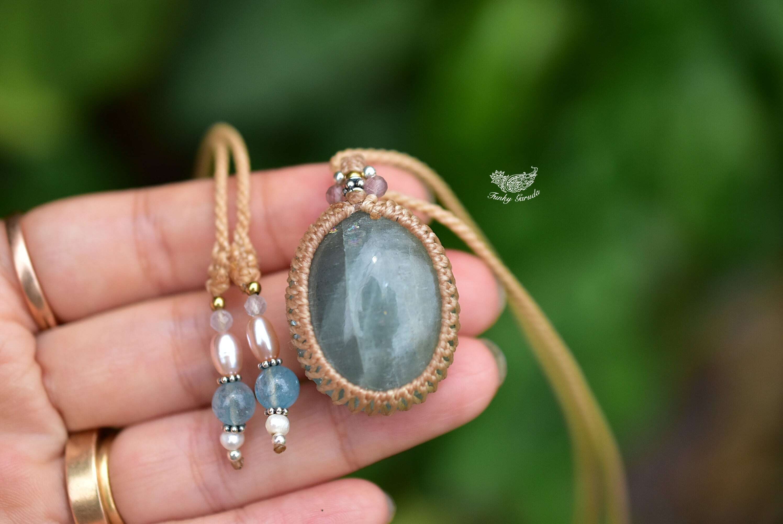 静寂』アイオライトとブラックアクアマリンのマクラメペンダント