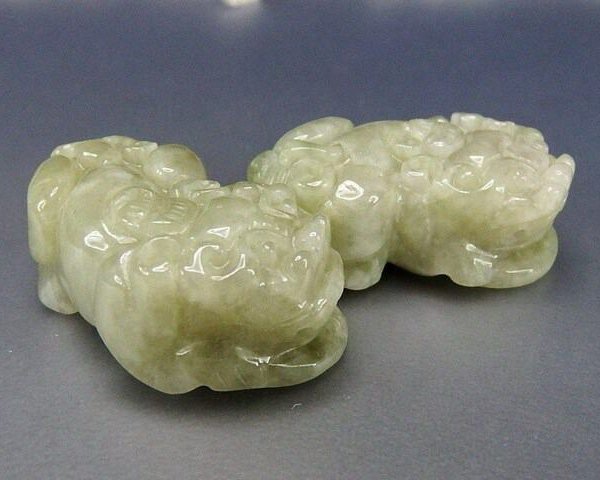 ひすい本翡翠ジェダイトヒキュウ彫り貔貅ペア天然石置物財運風水物より