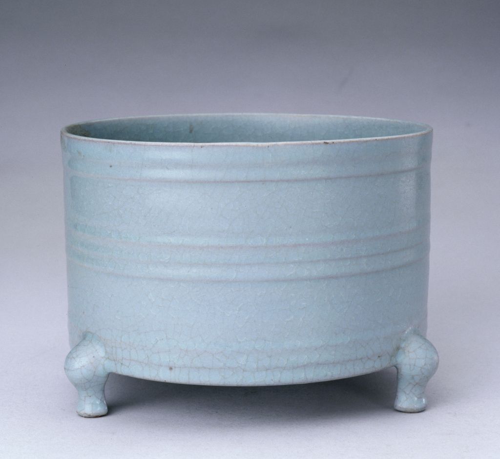 北宋天靑釉奩式三足香炉 北宋天靑釉奩式三足香炉