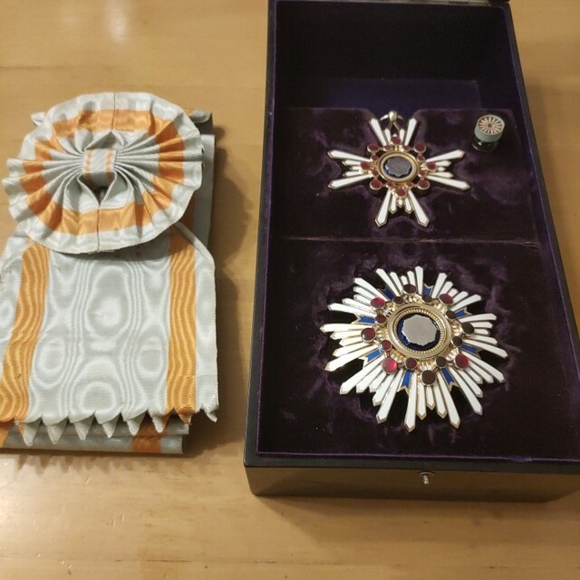 勲三等瑞宝章・勲章。【箱入美品／祖父の所有物でした】。 Yahoo
