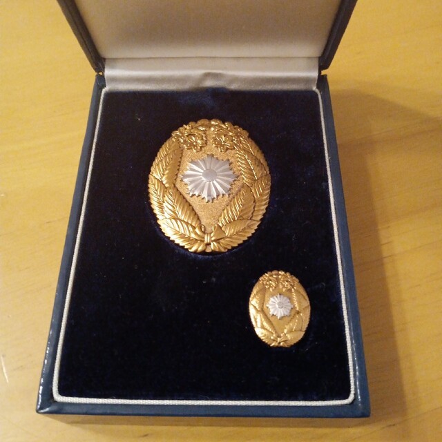 美品】警察功績章 共箱入り 略章付き 完品 勲章 褒章 徽章52の通販 by