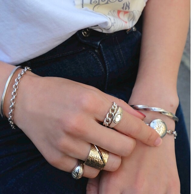 新品 un by tomoyo yoshida 刻印リング〈R〉 13号の通販 by どらやき