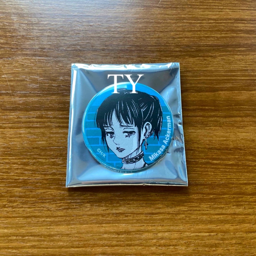 進撃の巨人 ヘキサライド 缶バッジ ミカサ スクールカースト wit 巨人