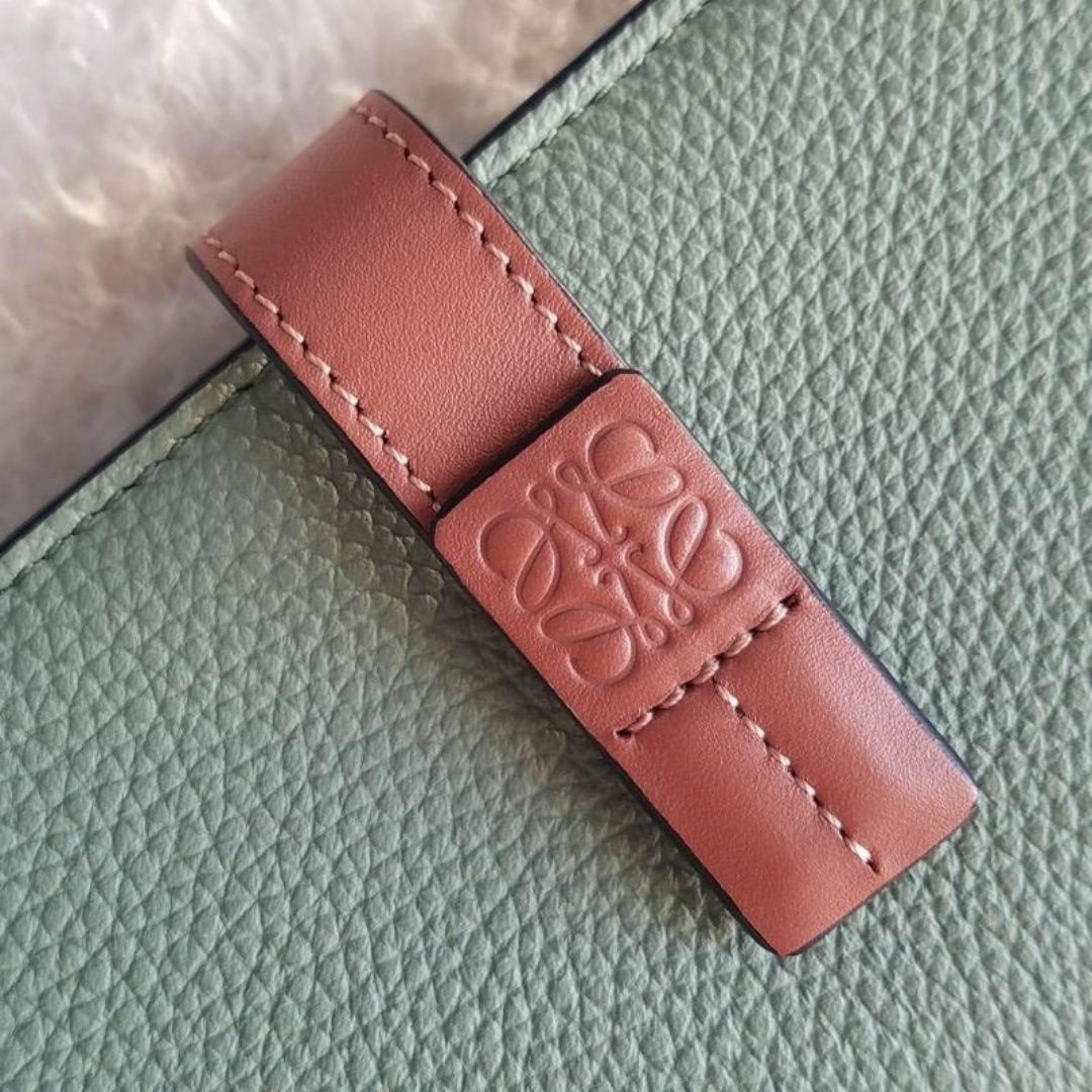 アナグラム バーティカル ローズマリー 三つ折り 財布 LOEWE