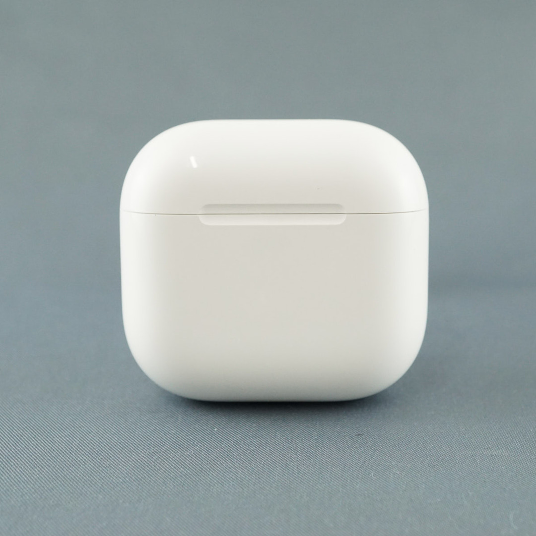 Apple AirPods 4 充電ケースのみ USED美品 ノイズキャンセリング搭載
