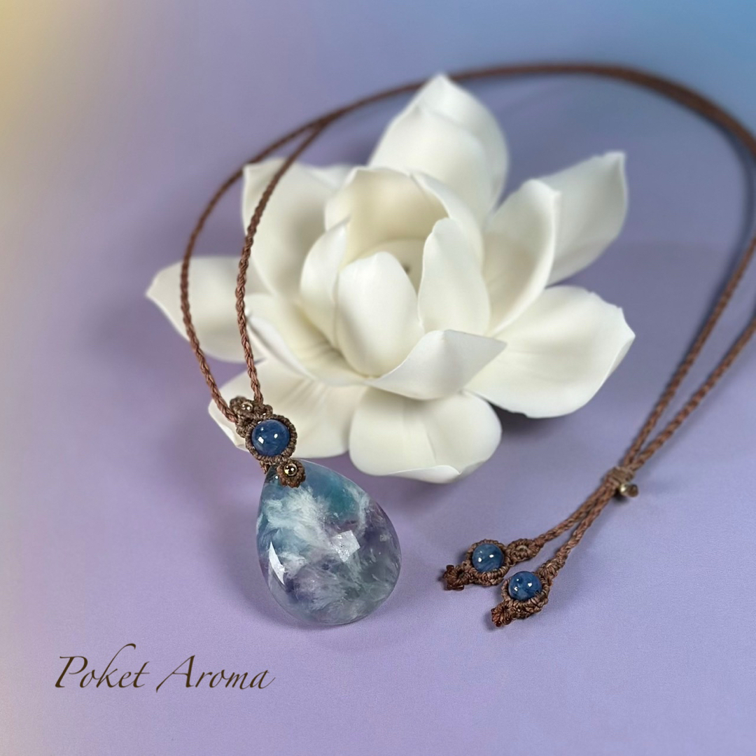 天衣』フェザーインフローライトとカイヤナイトシリカマクラメ