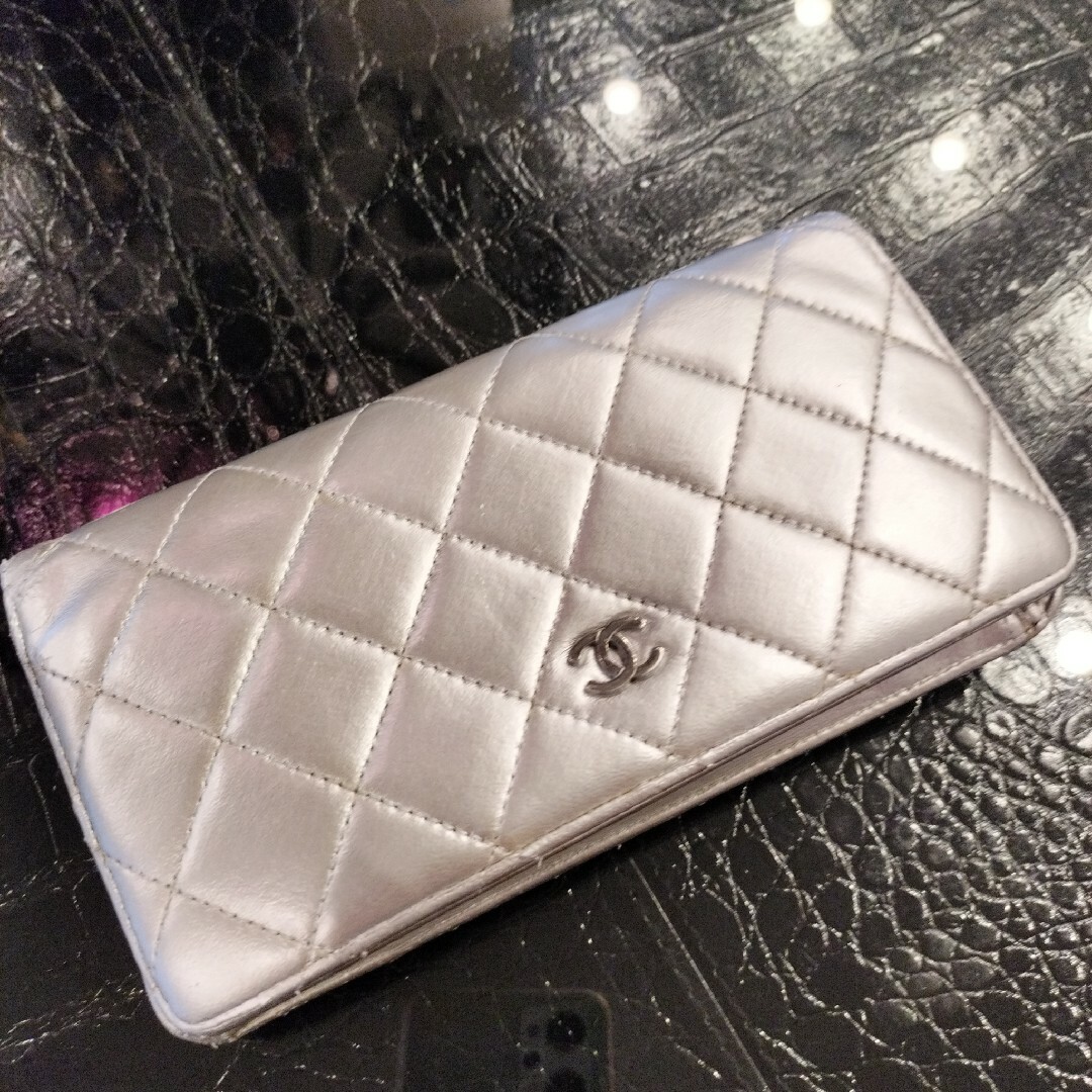 CHANEL マトラッセ 二つ折り長財布 シルバー ラムスキン