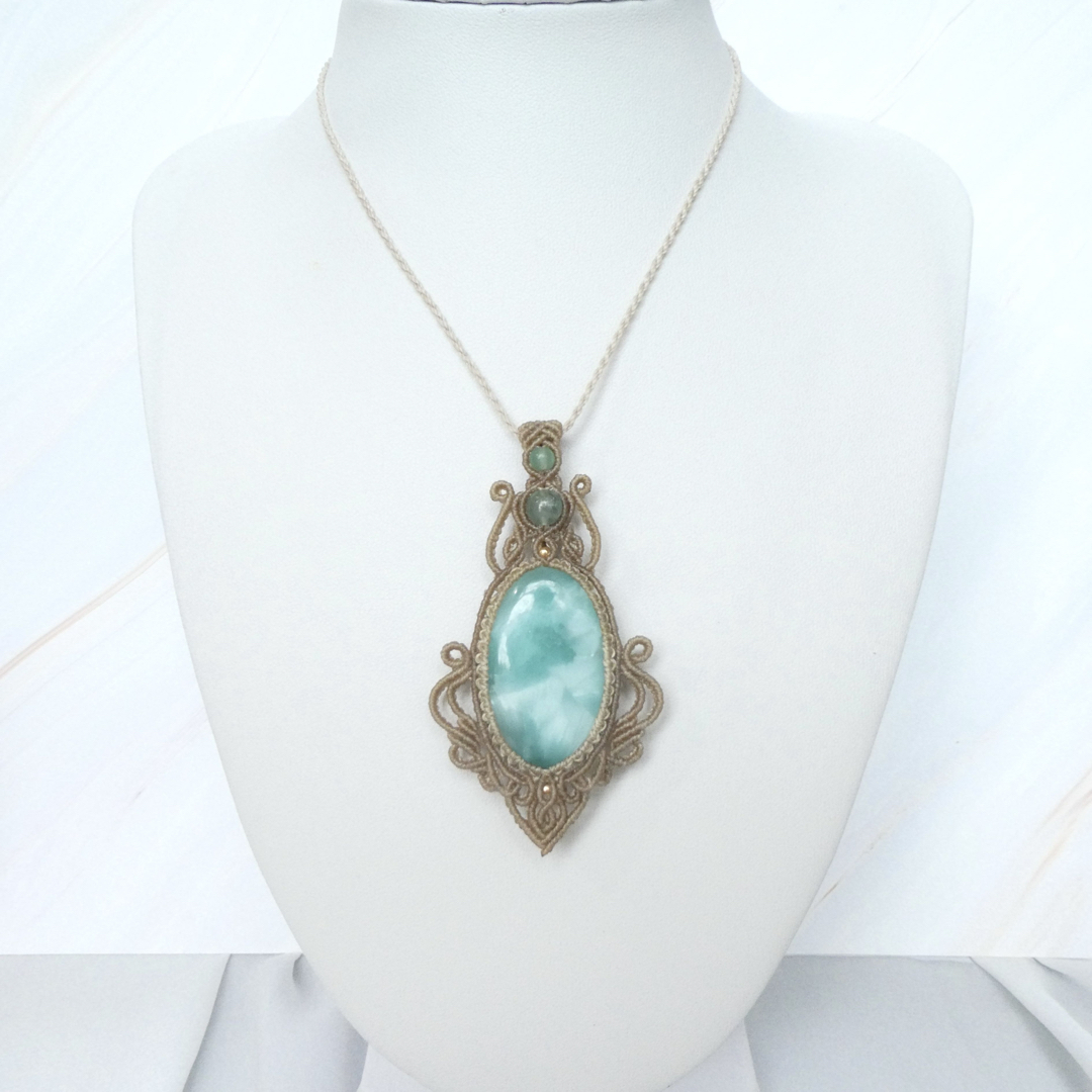 大粒ヘミモルファイトのマクラメネックレス