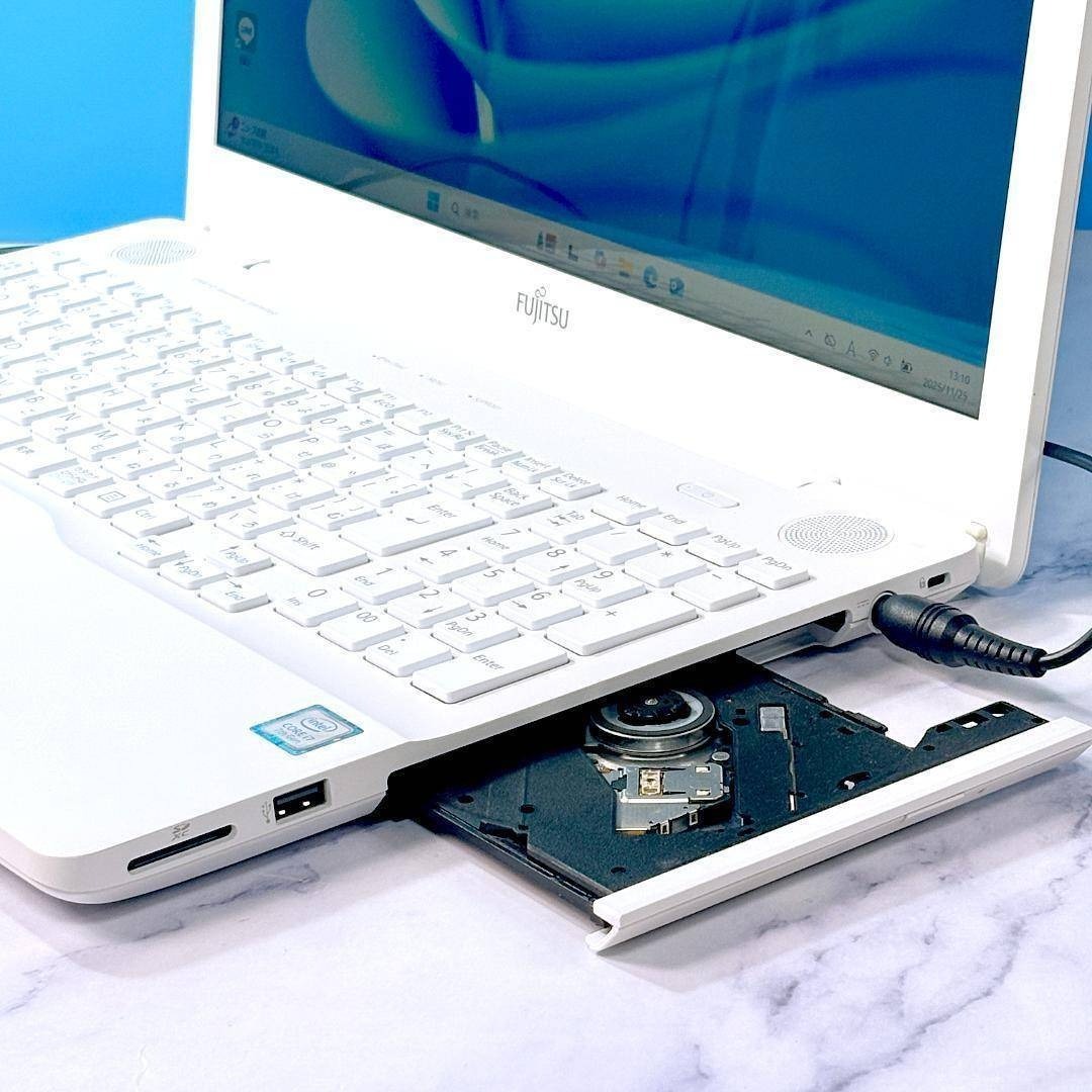 富士通 - 美品☆Corei7・8GB・SSD・Win11・ホワイト・ノートパソコンの