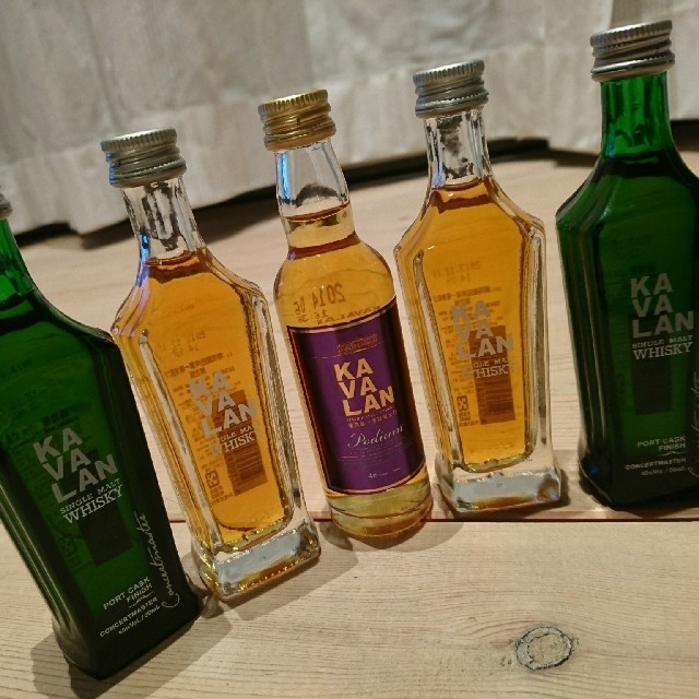 台湾ウィスキー KAVALAN ミニボトル5本セット 木製ケース付の通販 by