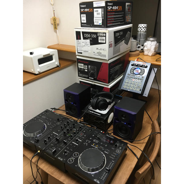 CDJ 2台、ミキサー、スピーカー、サンプラー CDJ 2台、ミキサー