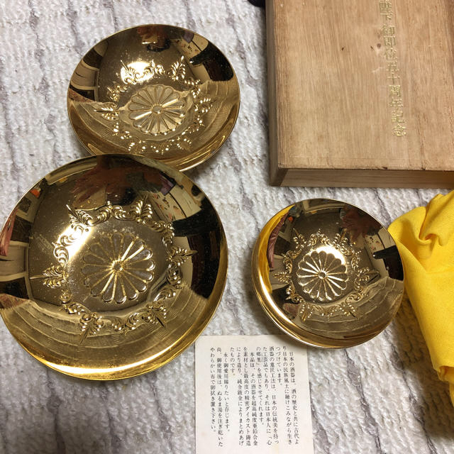 昭和天皇陛下御即位五十年記念金盃五重