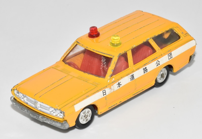 黒箱トミカ／運転席窓開きVer.／日産セドリックバン／パトカー 黒箱