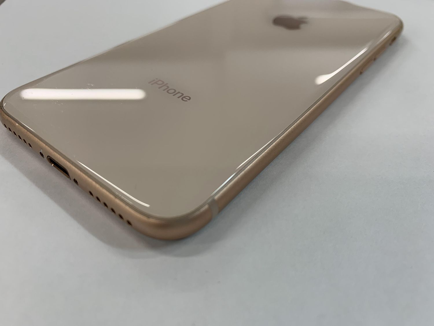 B 100% iPhone 8 64 GB SIMフリー ゴールド 本体 ムスビー｜iPhone 8