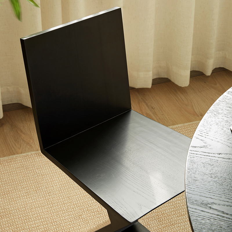 木製Z字デザインチェア | 彫刻的フォルムが映える、洗練の一脚 – CAGUUU