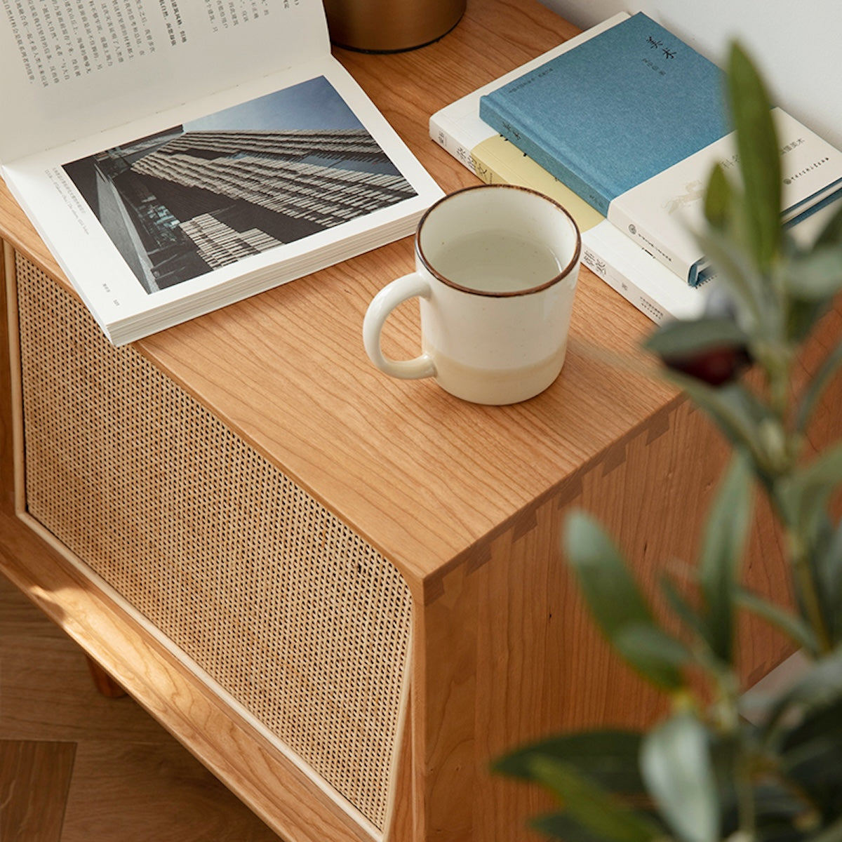 Woody Prime Cherry 木製ラタン調ナイトキャビネット | チェリー材と