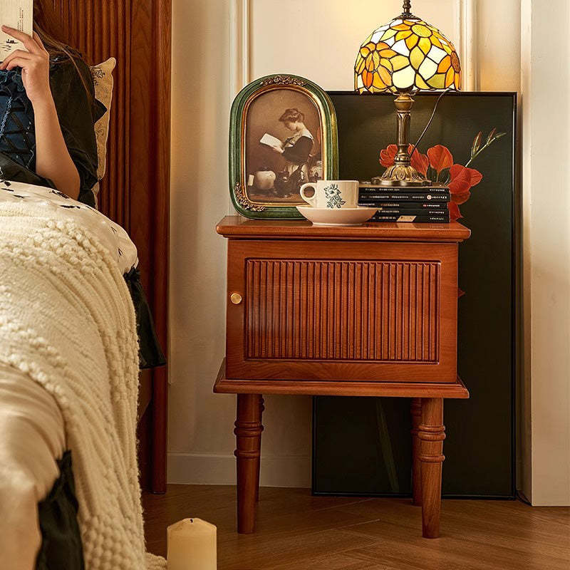 クラシック木製ナイトテーブル | ヴィンテージ感漂う優雅な収納