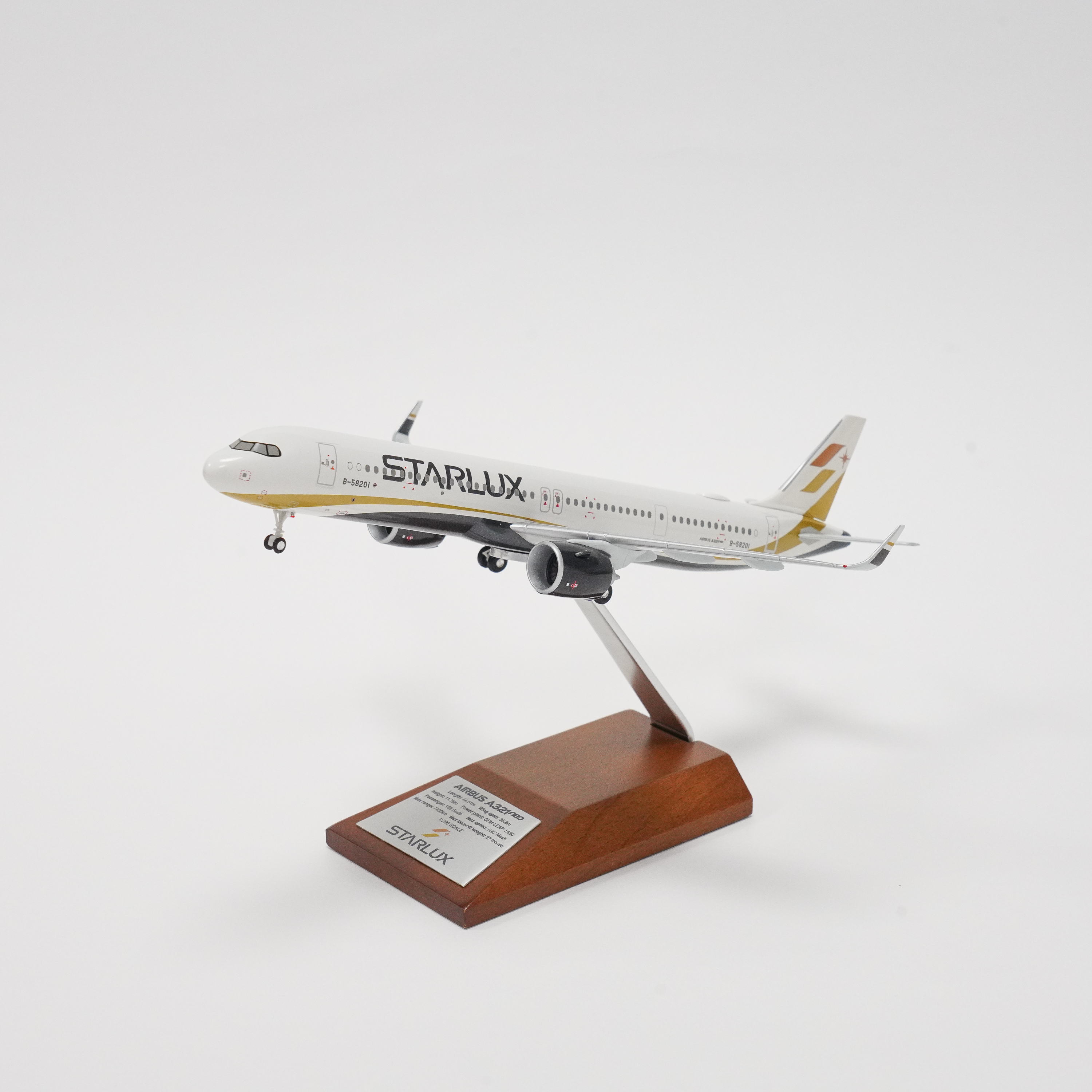 航空機・ヘリコプター STARLUX AIRBUS A321neo 1:200 hogan wings