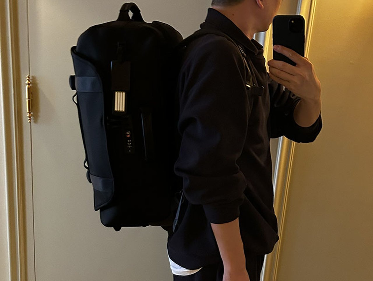 大人の旅バッグ】週末旅行の強い味方。機内持ち込みできるTUMIの