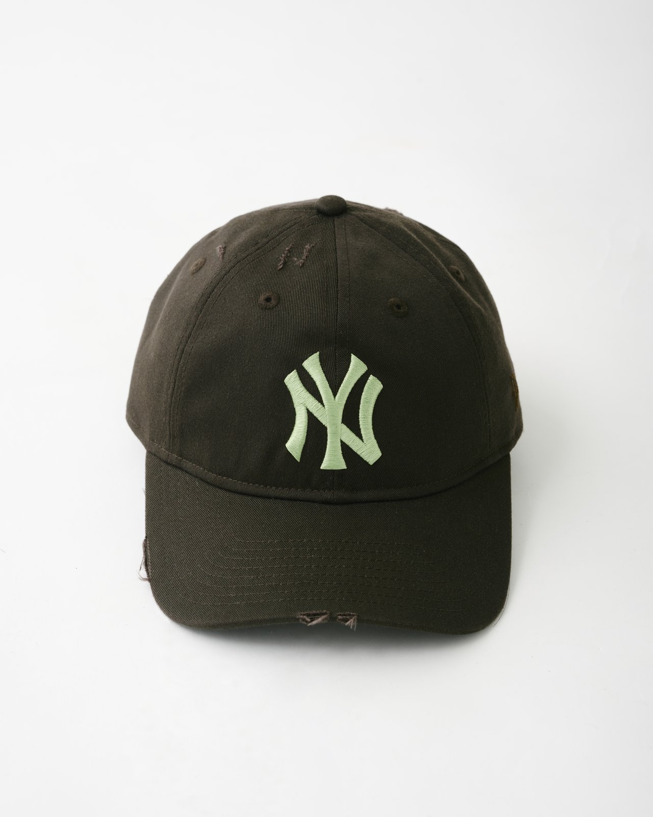 差がつく大人のニューエラ】ヴィンテージ加工にカラー刺繍が効いた