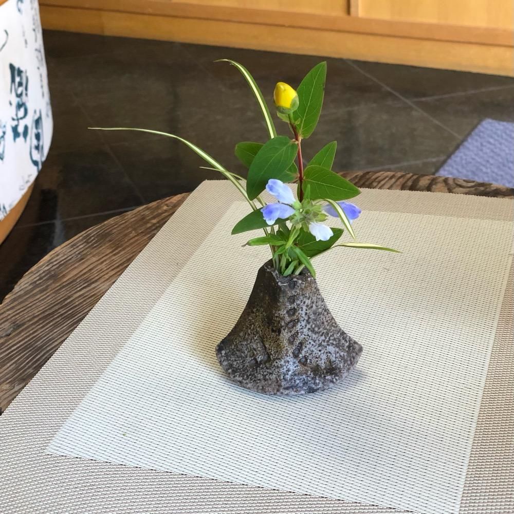 備前焼窯変サンギリ小さな一輪挿し陶印有り