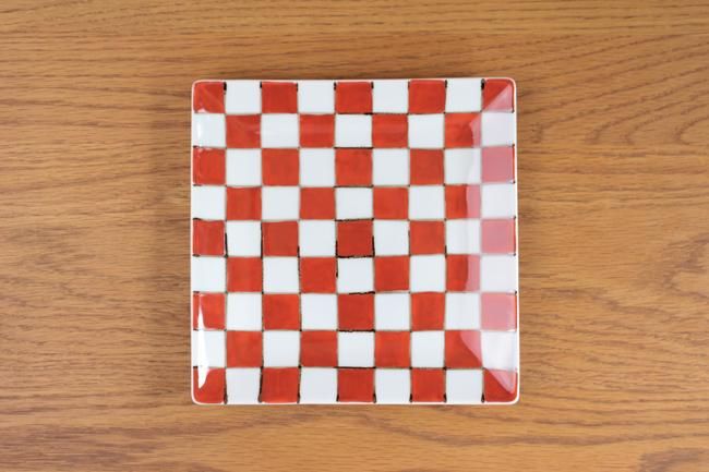 正角皿（中）染錦赤市松 - カネアオ