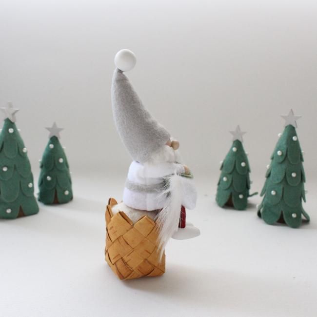 2025年限定】幸せを運ぶ妖精 ノルディカニッセ（馬を抱えたサンタ