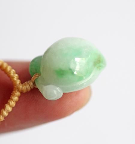 桃の翡翠ペンダント - 彩雲(さいうん)