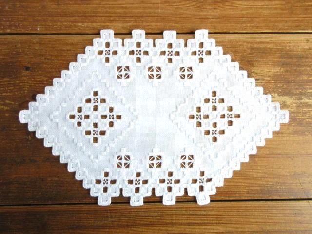 アンティーク北欧 コーラルピンクハーダンガー刺繍＆ベージュクロシェ