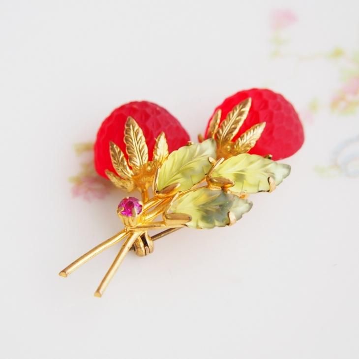 AUSTRIA オーストリア フルーツガラス レッドストロベリーのブローチ