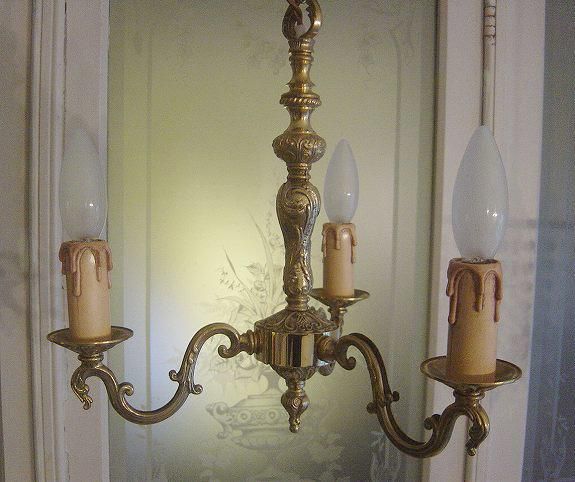 フレンチアンティークスタイルの3灯キャンドルライト・シャンデリア