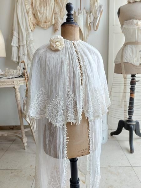 アンティークフランス 子供べべ用 フラワーアップリケ刺繍3層レース