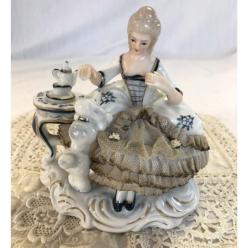 プードルと少女の陶器人形 ティータイムモチーフの可愛い置物