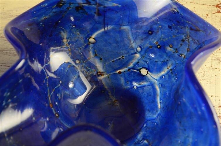 青色花びら型ガラス皿 スウェーデン製 青色花びら型ガラス皿