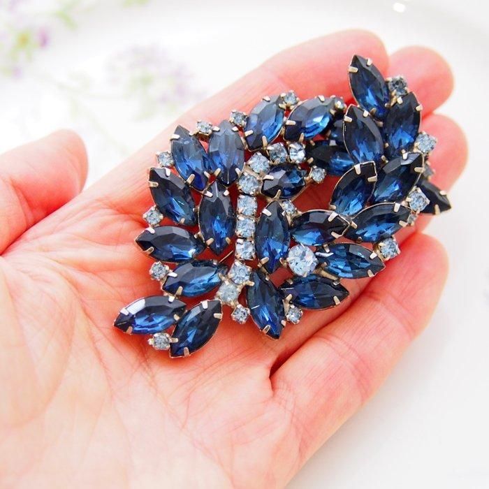 存在感あるヴィンテージブルーラインストーンブローチ