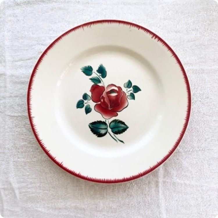 フランスアンティークイチゴ柄が印象的な サルグミンヌ バルボティーヌ